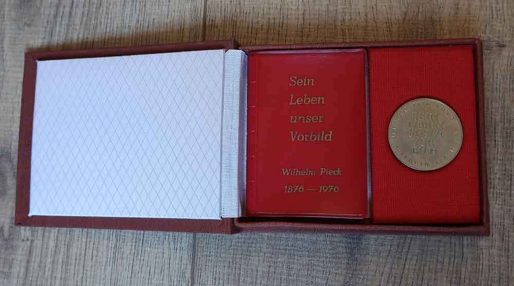 Фото Книга + медаль 100 лет Вильгельму Пику
