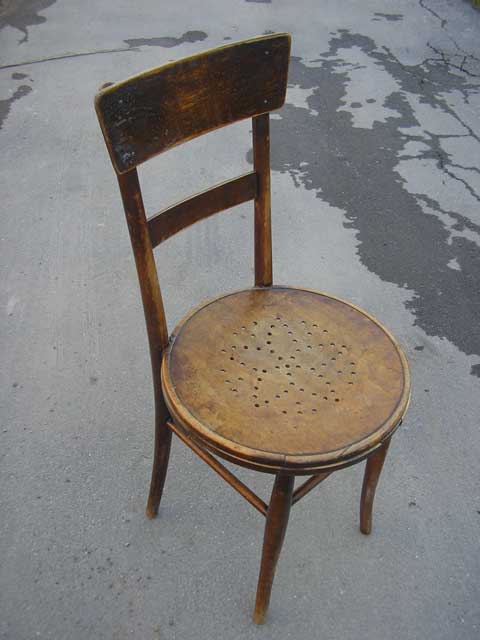 Фотография Старинный стул, требующий ремонта