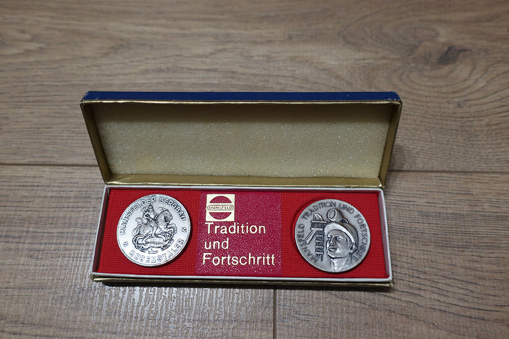Фото 2 памятные медали ГДР